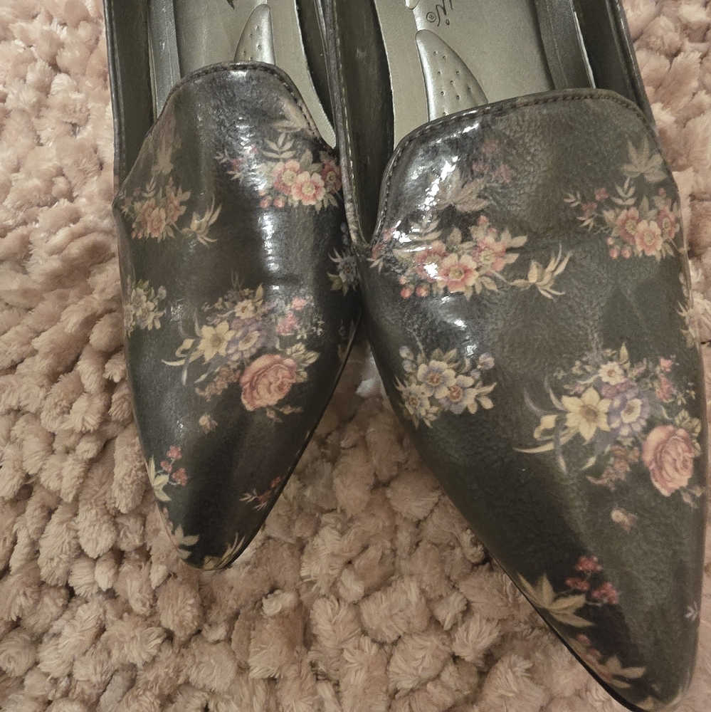 Bellini Floral Black Pointed Toe Heels – Size 7.5 – Classic Style – Gently Worn